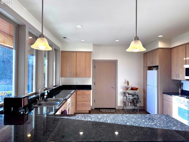 929 OLD COUNTY Rd, Brookings, OR 97415