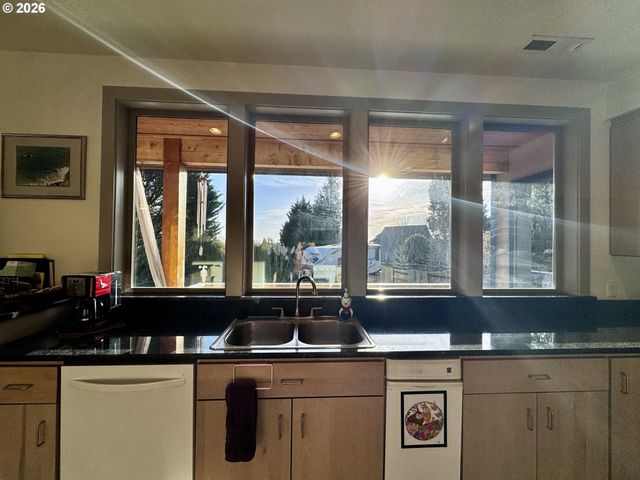 929 OLD COUNTY Rd, Brookings, OR 97415