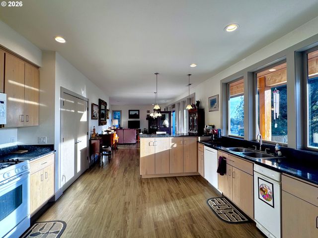 929 OLD COUNTY Rd, Brookings, OR 97415