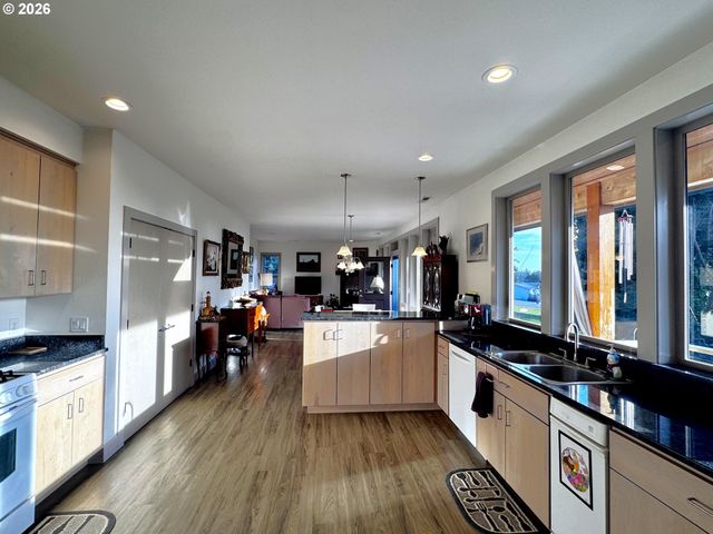 929 OLD COUNTY Rd, Brookings, OR 97415