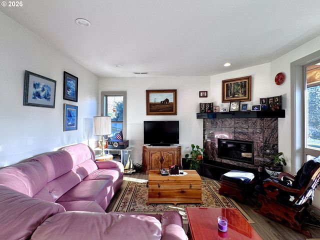 929 OLD COUNTY Rd, Brookings, OR 97415