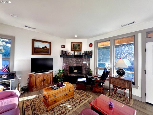 929 OLD COUNTY Rd, Brookings, OR 97415