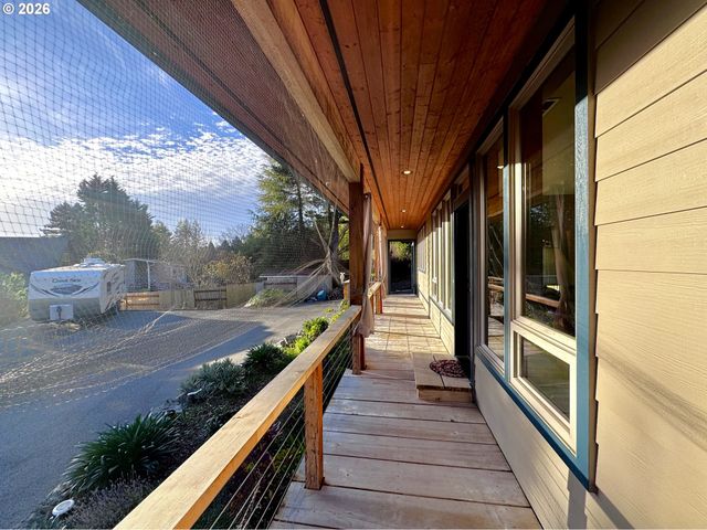 929 OLD COUNTY Rd, Brookings, OR 97415