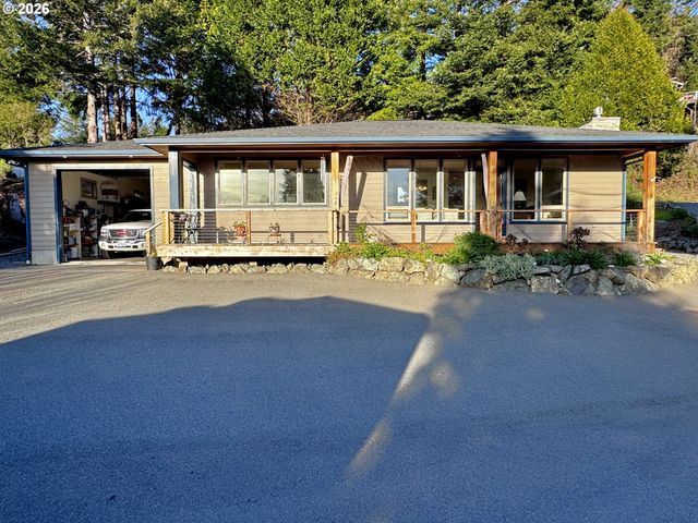 929 OLD COUNTY Rd, Brookings, OR 97415