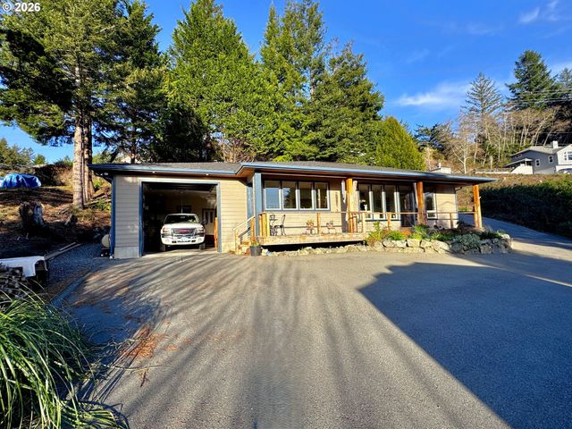929 OLD COUNTY Rd, Brookings, OR 97415