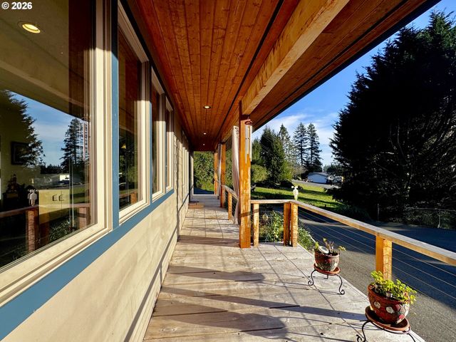 929 OLD COUNTY Rd, Brookings, OR 97415