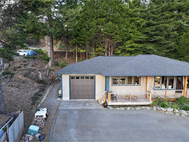 929 OLD COUNTY Rd, Brookings, OR 97415