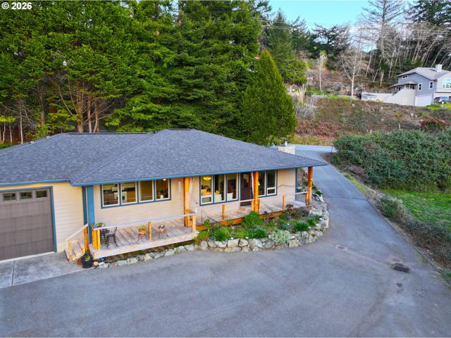 929 OLD COUNTY Rd, Brookings, OR 97415