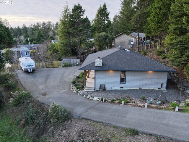 929 OLD COUNTY Rd, Brookings, OR 97415