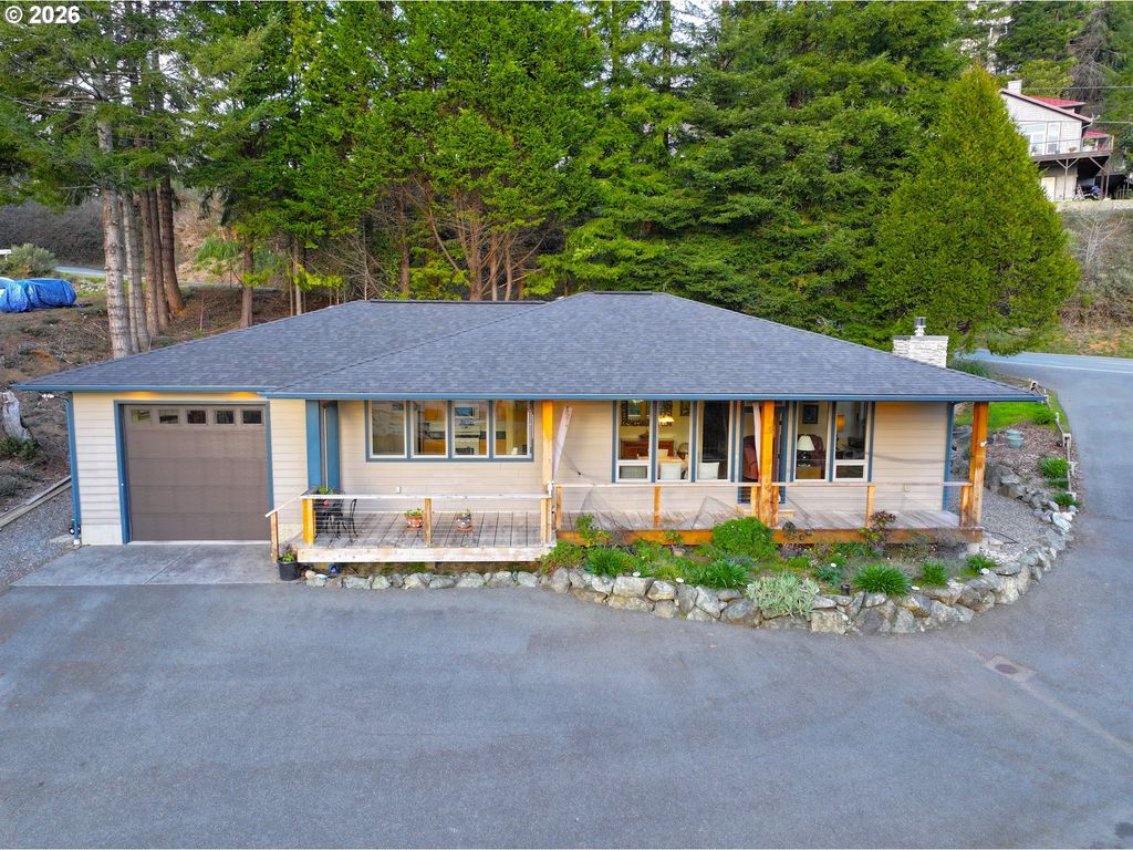 929 OLD COUNTY Rd, Brookings, OR 97415