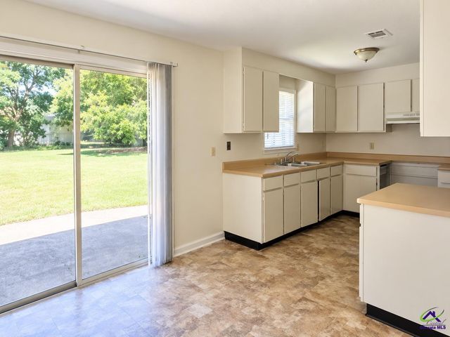 303 Utah Avenue, Warner Robins, GA 31093