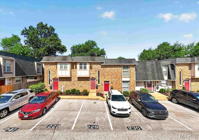 1107 Rue La Chelle Walk 1107, St Louis, MO 63141