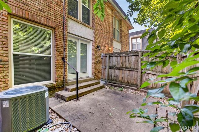 1107 Rue La Chelle Walk 1107, St Louis, MO 63141