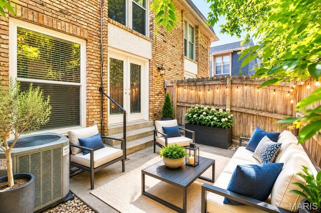 1107 Rue La Chelle Walk 1107, St Louis, MO 63141