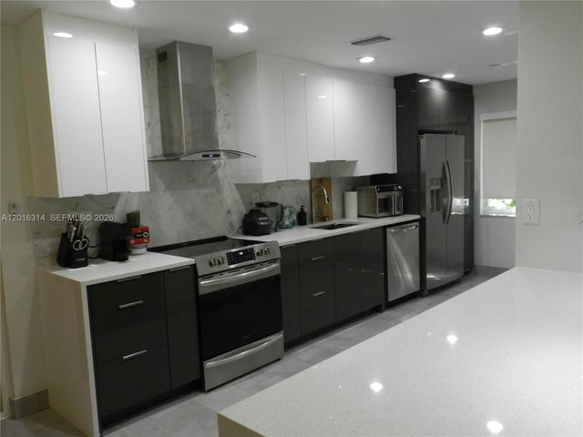 305 NW 42nd St, Boca Raton, FL 33431