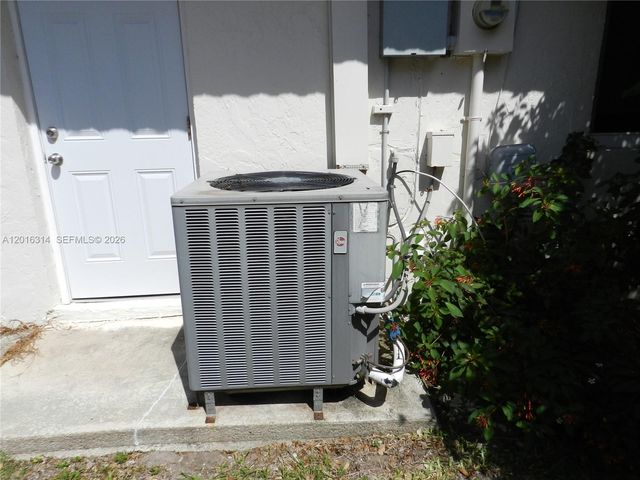 305 NW 42nd St, Boca Raton, FL 33431