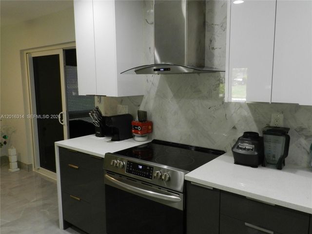 305 NW 42nd St, Boca Raton, FL 33431