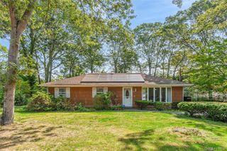 225 Chichestaer Ave, Center Moriches, NY 11934