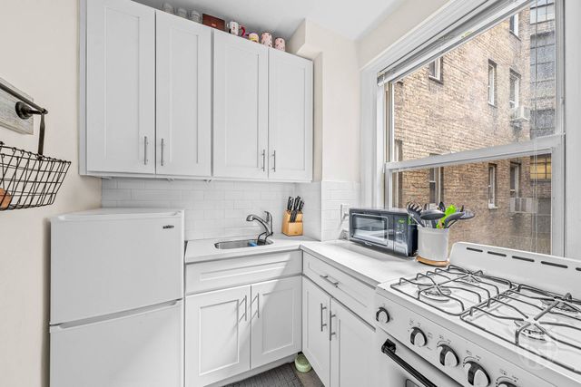 321 E 43rd St Apt 815, New York City, NY 10017