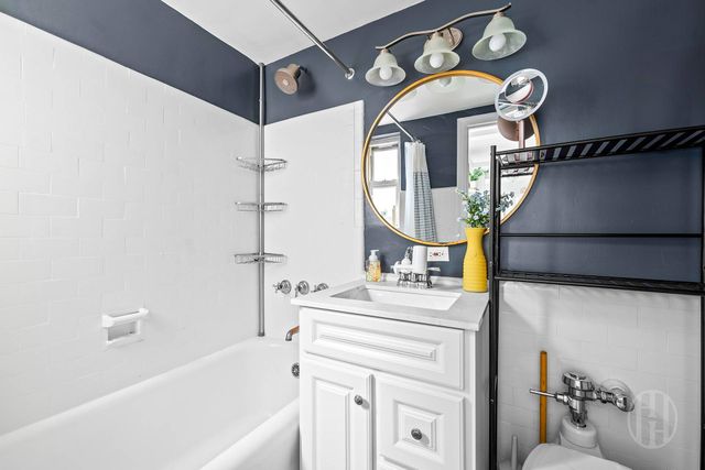 321 E 43rd St Apt 815, New York City, NY 10017