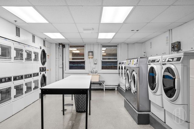 321 E 43rd St Apt 815, New York City, NY 10017