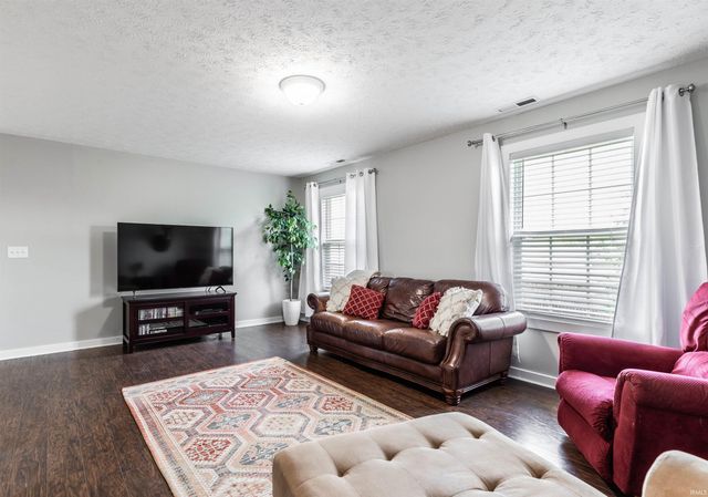 2840 Ohunter Avenue, Newburgh, IN 47630