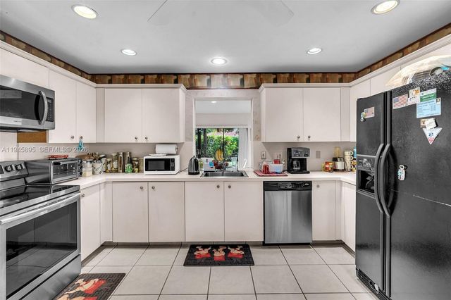 8221 Pine Dr 61, Tamarac, FL 33321