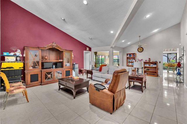 8221 Pine Dr 61, Tamarac, FL 33321