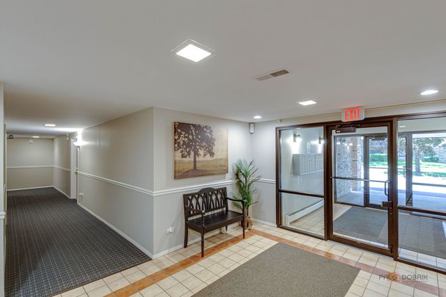 2604 N Windsor Drive 204, Arlington Heights, IL 60004