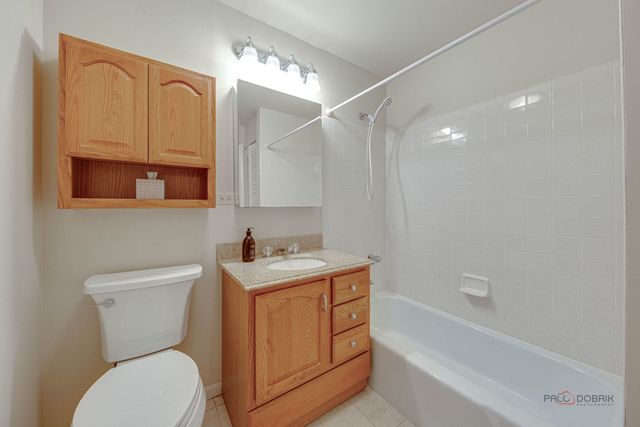 2604 N Windsor Drive 204, Arlington Heights, IL 60004