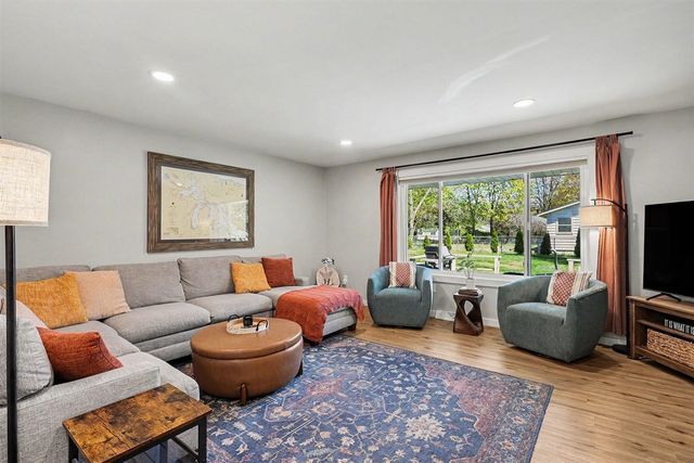 16224 Pinewood Avenue, Spring Lake, MI 49456
