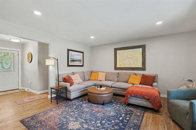 16224 Pinewood Avenue, Spring Lake, MI 49456