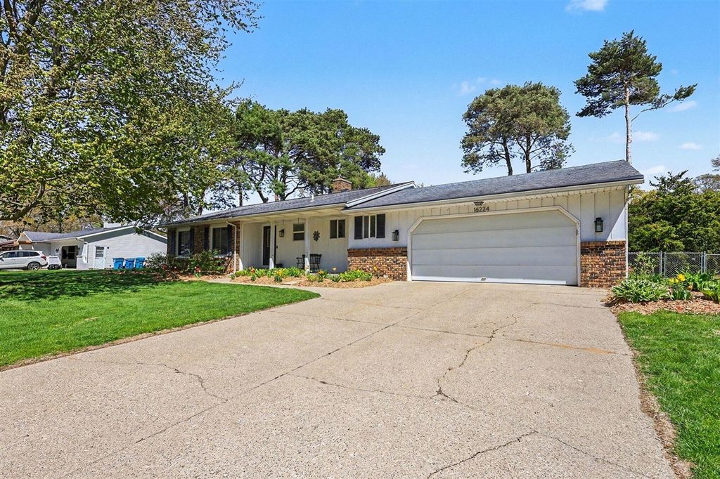 16224 Pinewood Avenue, Spring Lake, MI 49456