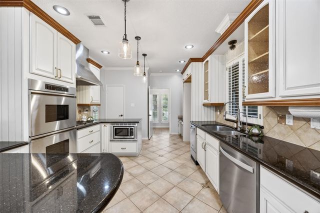 15502 Contender Lane, Friendswood, TX 77546