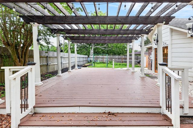 15502 Contender Lane, Friendswood, TX 77546