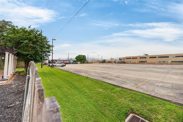 15502 Contender Lane, Friendswood, TX 77546