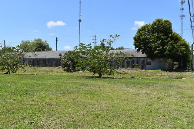 2202 SE Lucaya Street, Port St. Lucie, FL 34952