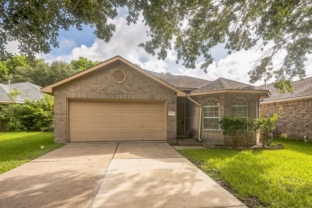 5751 Wandering Creek Drive, Richmond, TX 77469
