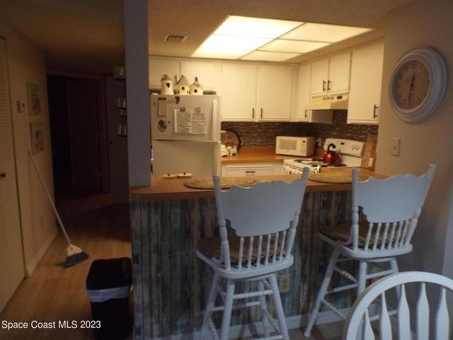 915 Sonesta Avenue NE 202, Palm Bay, FL 32905