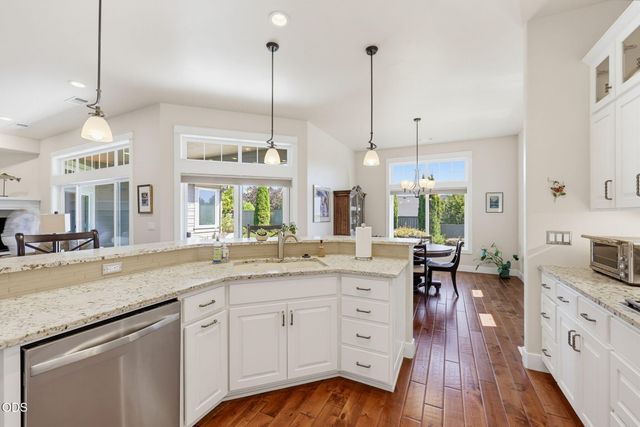 4002 Crystal Springs Drive, Medford, OR 97504