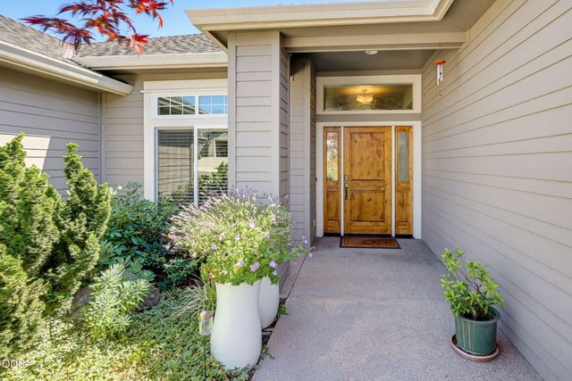 4002 Crystal Springs Drive, Medford, OR 97504