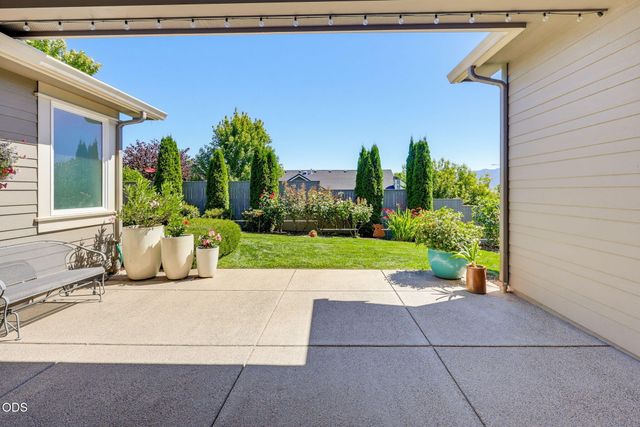 4002 Crystal Springs Drive, Medford, OR 97504