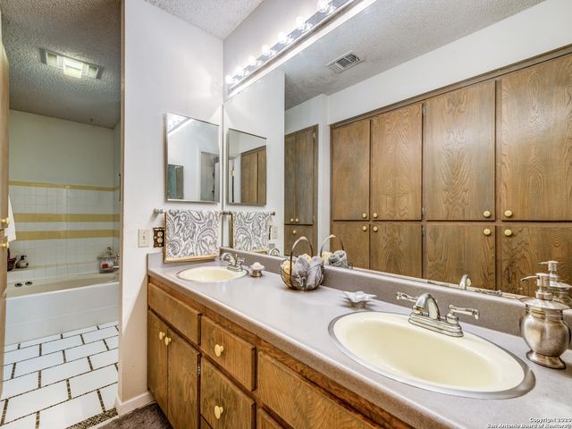 9611 AZALEA CIR, Garden Ridge, TX 78266