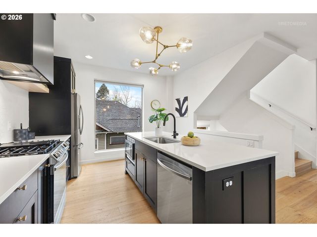 1122 Se TENINO St, Portland, OR 97202