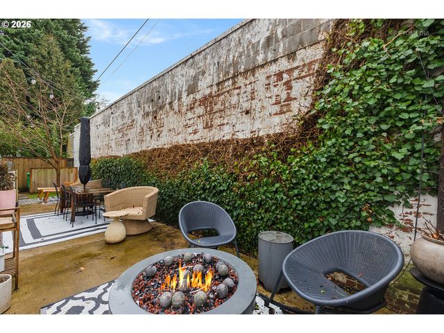 1122 Se TENINO St, Portland, OR 97202