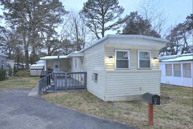 525 Riverleigh Ave C7, Riverhead, NY 11901