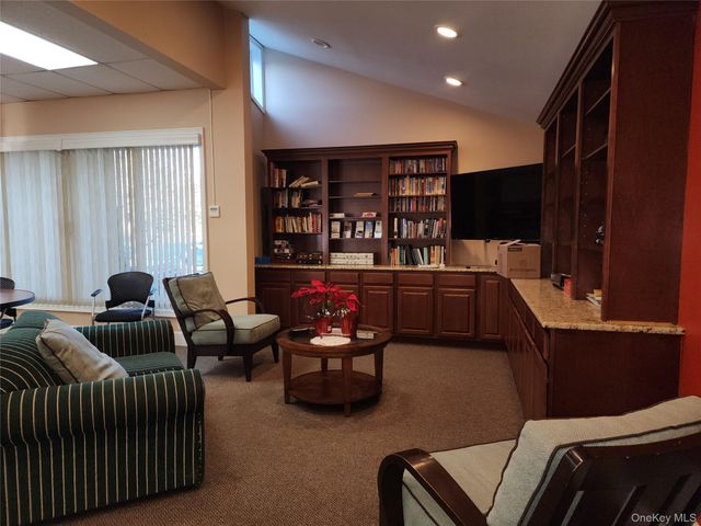 525 Riverleigh Ave C7, Riverhead, NY 11901