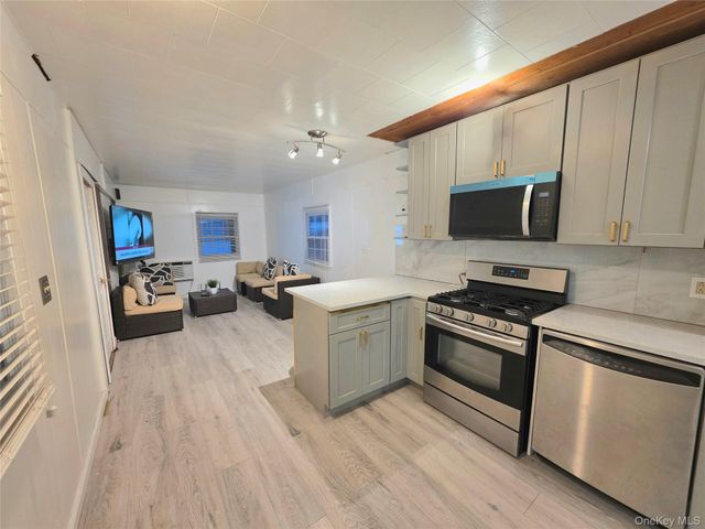 525 Riverleigh Ave C7, Riverhead, NY 11901