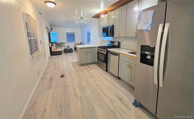 525 Riverleigh Ave C7, Riverhead, NY 11901