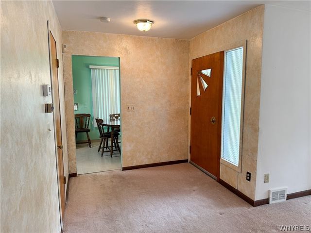 585 Harlem Road, West Seneca, NY 14224